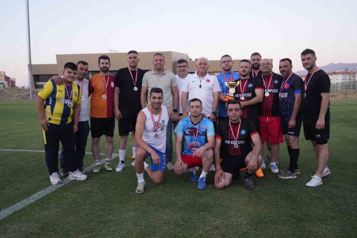 15 Temmuz Şehit Ömer Halisdemir Geleneksel Futbol Turnuvası tamamlandı - Foto 7