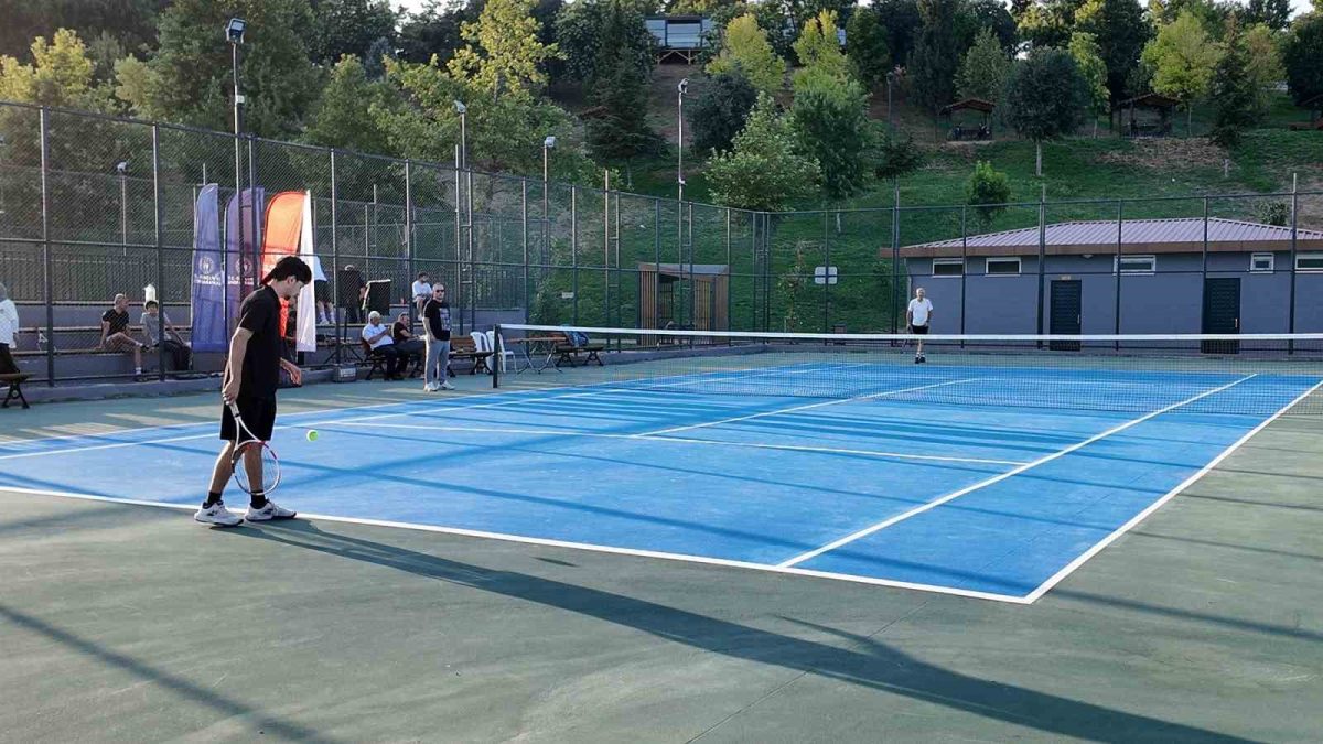 15 Temmuz Spor Vadisi’nde ödüllü tenis turnuvasında şampiyonlar belli oldu - Foto 3