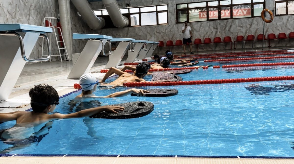 Ağrı’da ’Yüzme Bilmeyen Kalmasın’ projesi ile 4 bin 800 çocuk suyla buluştu - Foto 3