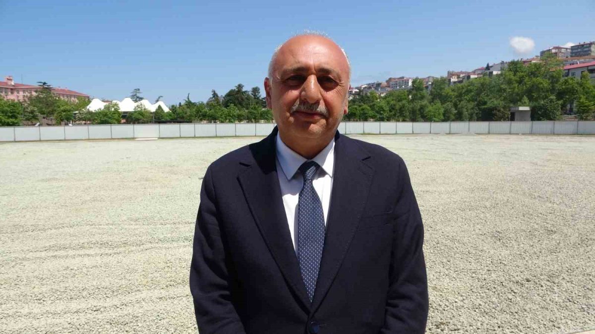 Avni Aker Millet Bahçesi'ne Yeni Sentetik Futbol Sahası - Foto 2