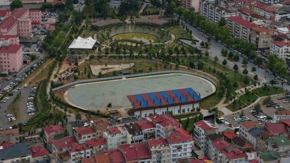 Avni Aker Millet Bahçesi'ne Yeni Sentetik Futbol Sahası - Foto 7