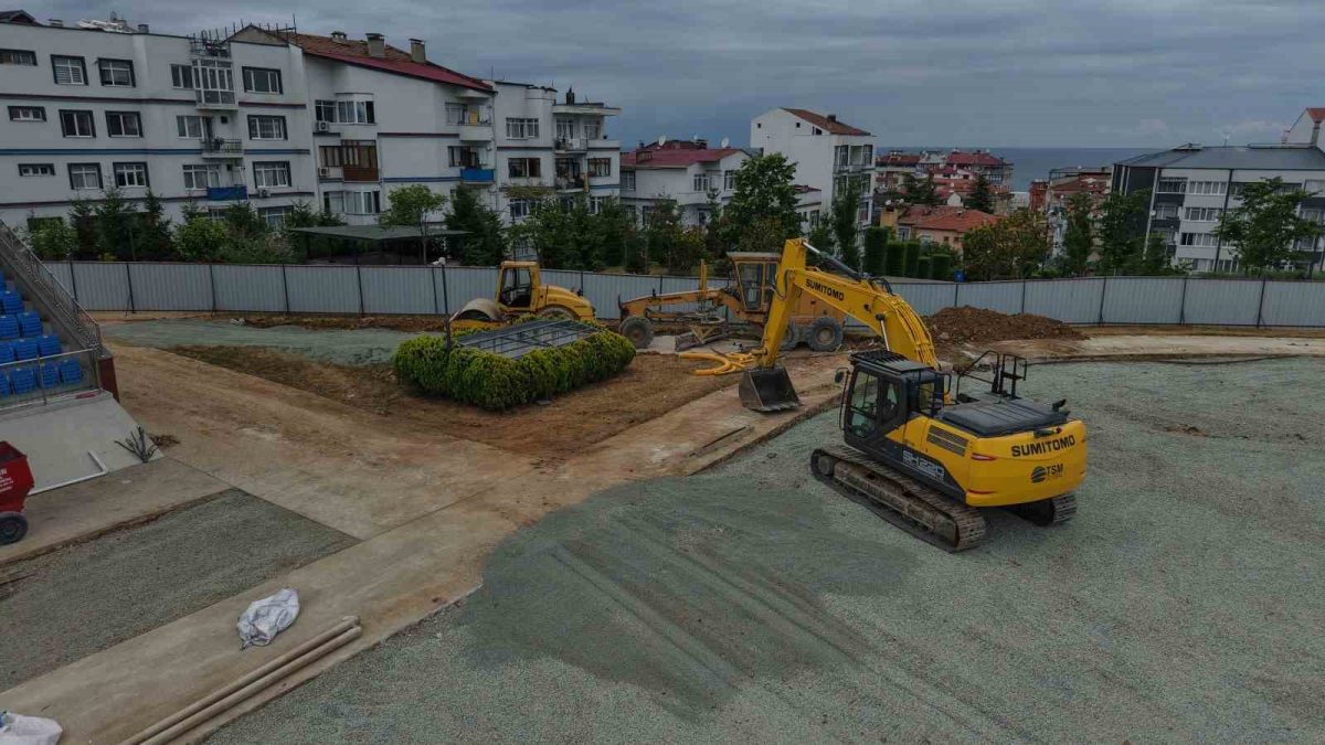 Avni Aker Millet Bahçesi'ne Yeni Sentetik Futbol Sahası - Foto 8