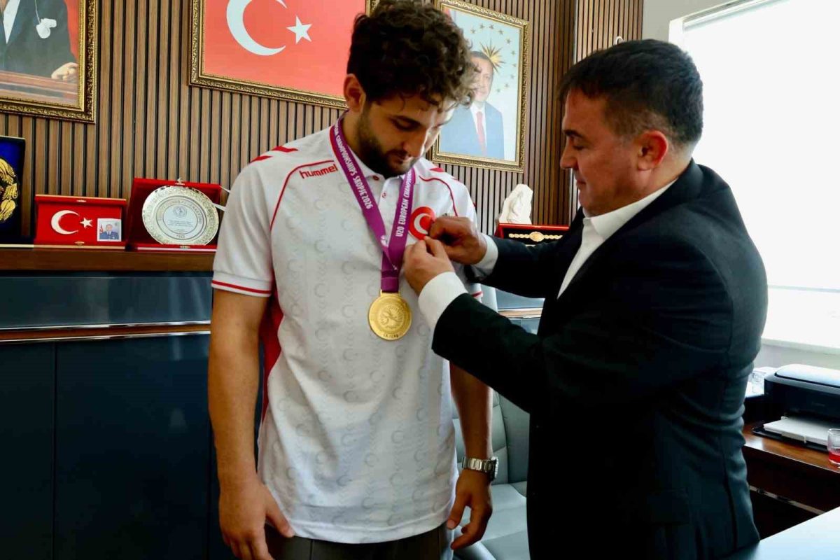 Avrupa Şampiyonu Bilecikli güreşçiye coşkulu karşılama - Foto 3