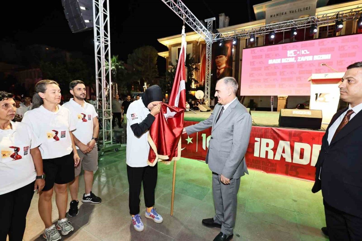 Ay yıldızlı sancak Manisa sokaklarında elden ele taşındı - Foto 2
