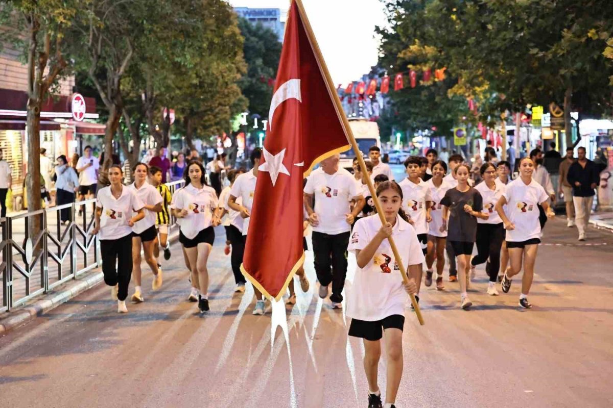 Ay yıldızlı sancak Manisa sokaklarında elden ele taşındı - Foto 3