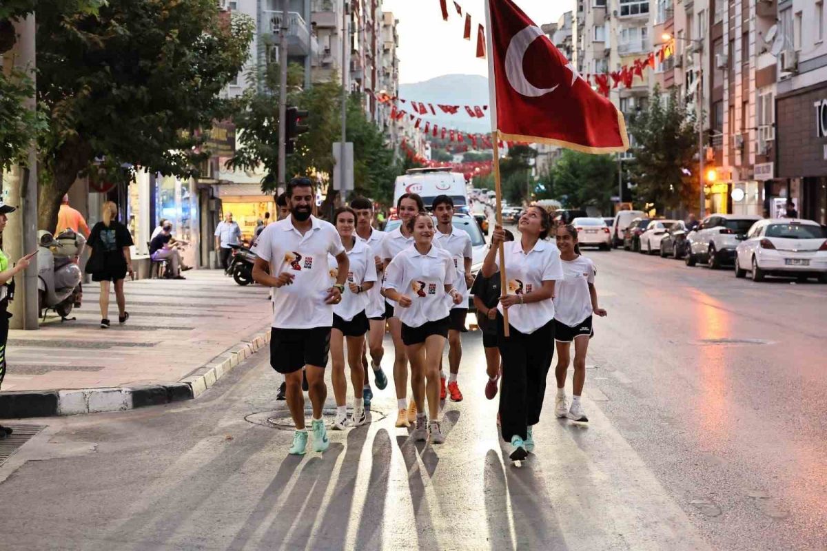 Ay yıldızlı sancak Manisa sokaklarında elden ele taşındı - Foto 4