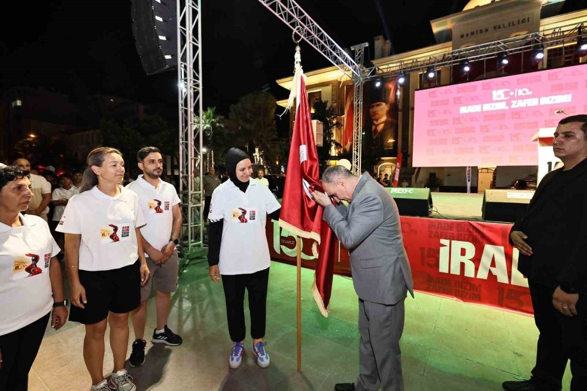 Ay yıldızlı sancak Manisa sokaklarında elden ele taşındı - Foto 6