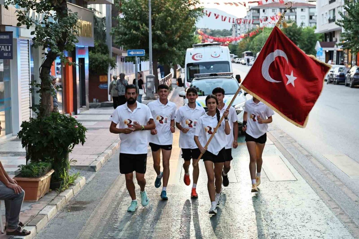 Ay yıldızlı sancak Manisa sokaklarında elden ele taşındı - Foto 7