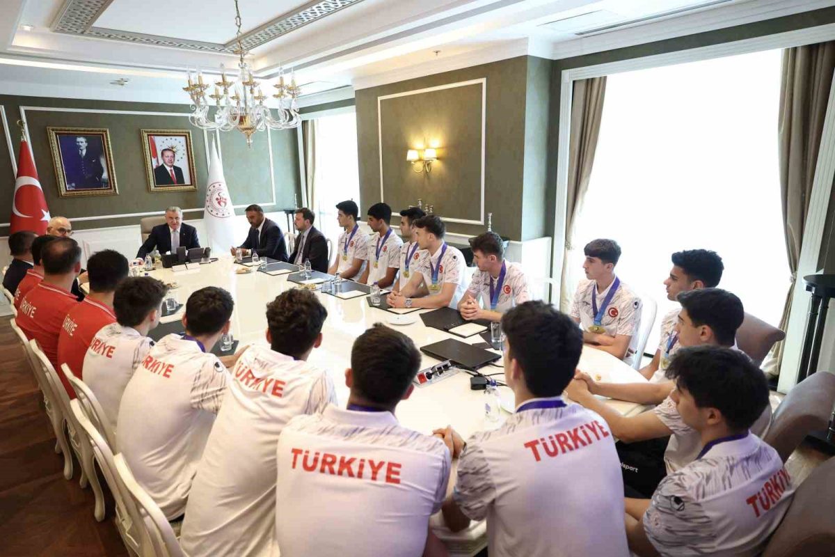 Bakan Bak: İstikrarlı Başarılarla Voleybol Ülkesi Olduk - Foto 4