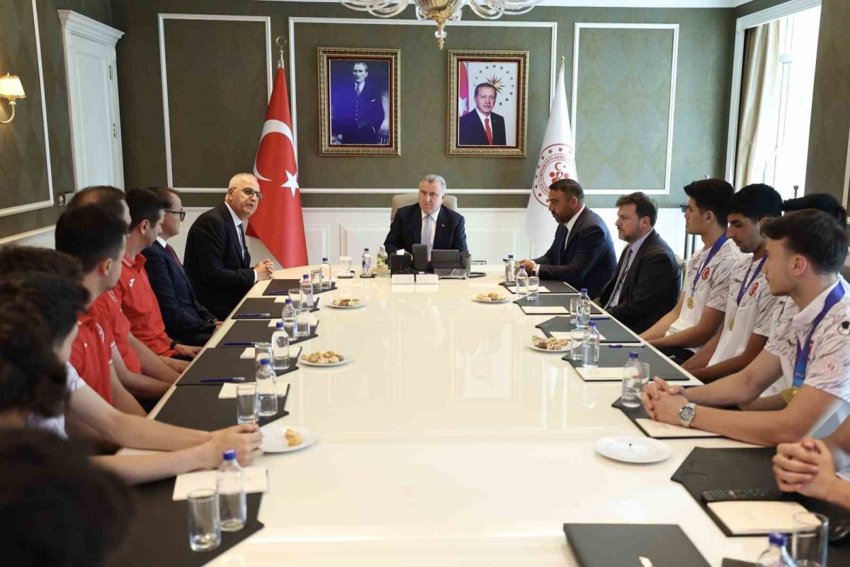 Bakan Bak: İstikrarlı Başarılarla Voleybol Ülkesi Olduk - Foto 6