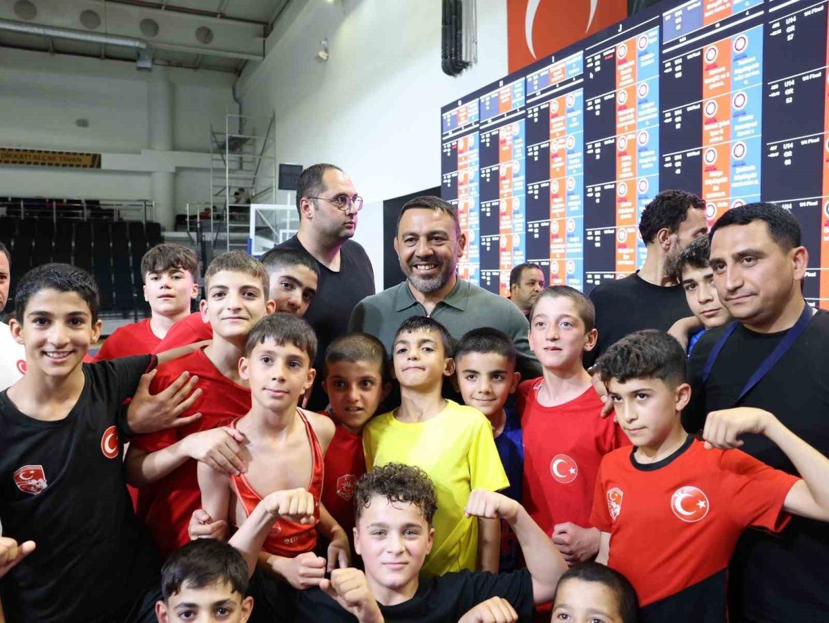 Bakan Yardımcısı Yerlikaya, Türkiye Minikler Güreş Şampiyonası’nı takip etti