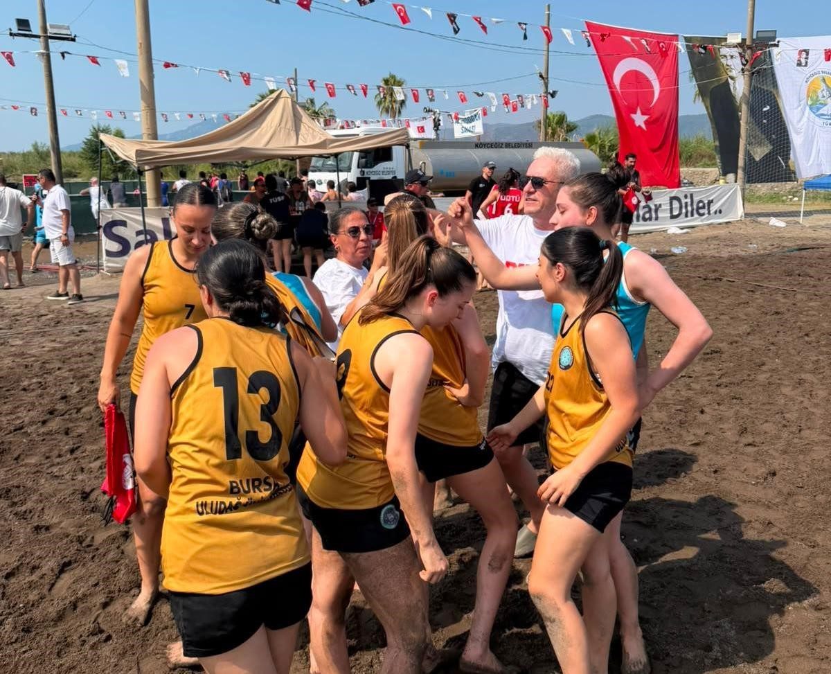 BUÜ Kadın Hentbol Takımından Çifte Türkiye Şampiyonluğu - Foto 2