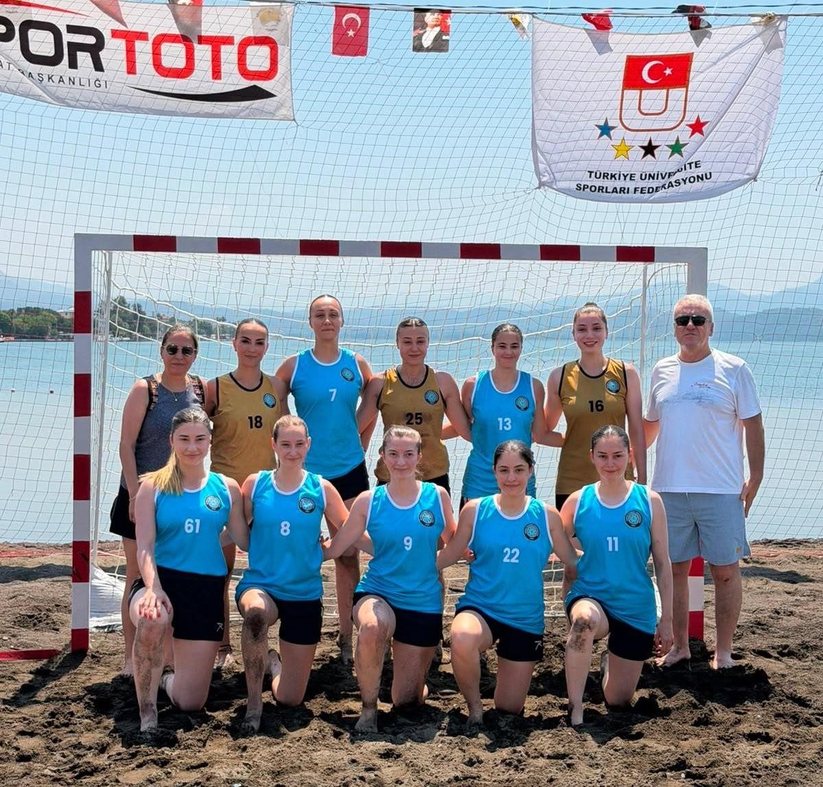 BUÜ Kadın Hentbol Takımından Çifte Türkiye Şampiyonluğu - Foto 4