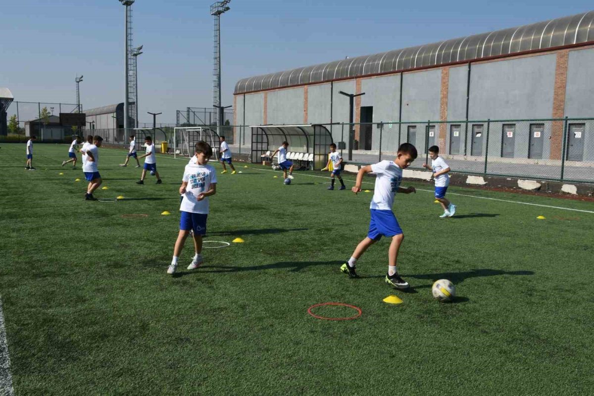 Büyükşehir Yaz Spor Okulları sağlıklı nesiller yetiştiriyor - Foto 5