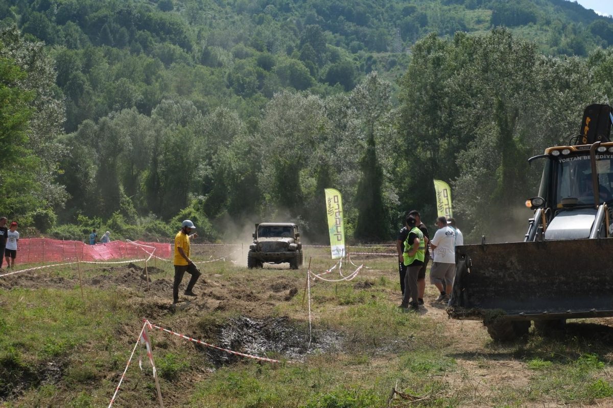 Çamur ve adrenalin Yenice’de buluştu: Off-Road tutkunları nefes kesti - Foto 3