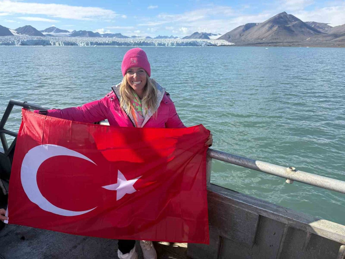 Deniz Kayadelen, buzullarda yüzen ilk Türk sporcu unvanını elde etti - Foto 2