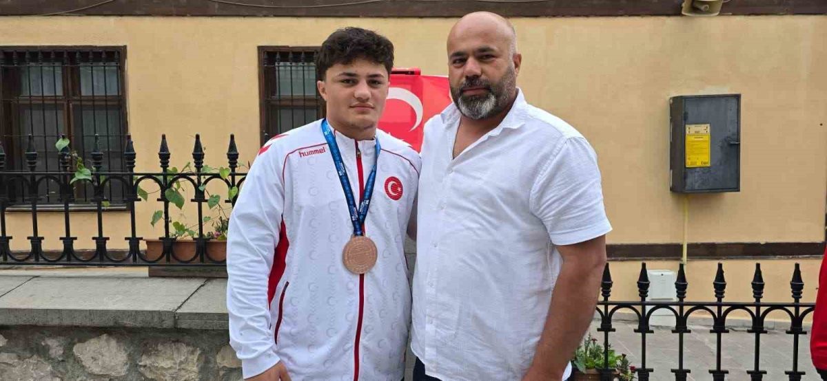 Dünya üçüncüsü milli güreşçi, baba ocağında coşkuyla karşılandı - Foto 2