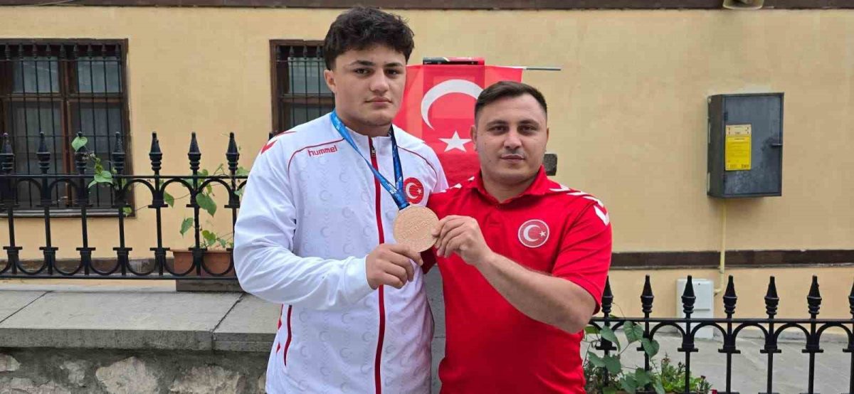Dünya üçüncüsü milli güreşçi, baba ocağında coşkuyla karşılandı - Foto 3