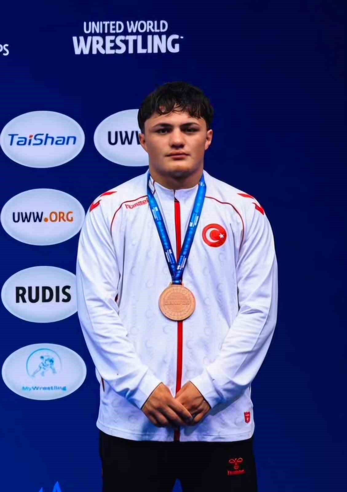 Dünya üçüncüsü milli güreşçi, baba ocağında coşkuyla karşılandı - Foto 6