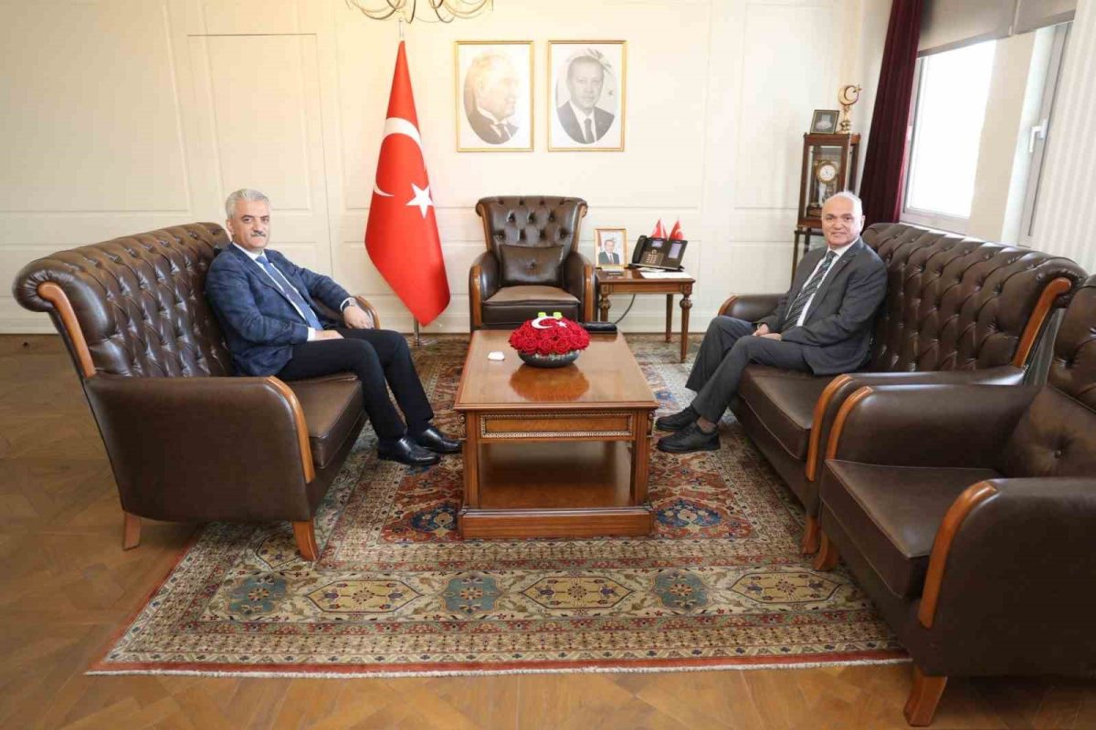 Düzcespor Yönetimi ve Faruk Özlü'den Valiye Ziyaret - Foto 2