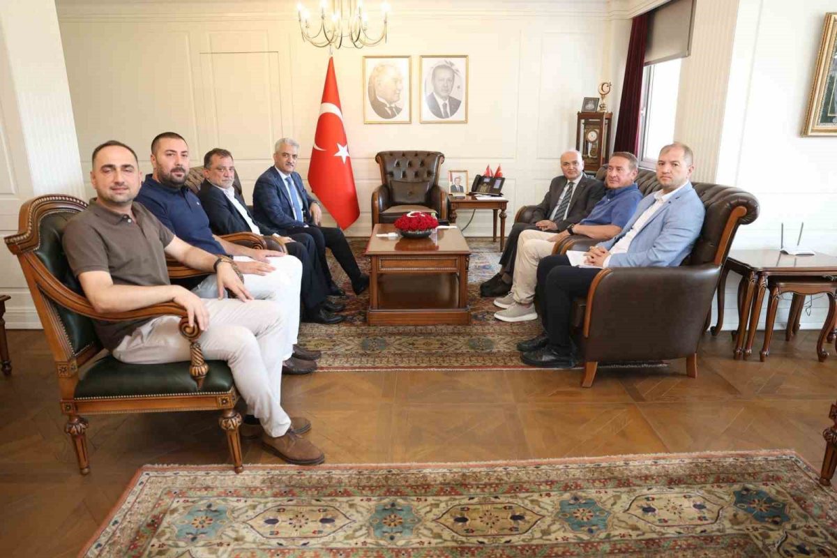 Düzcespor Yönetimi ve Faruk Özlü'den Valiye Ziyaret - Foto 3