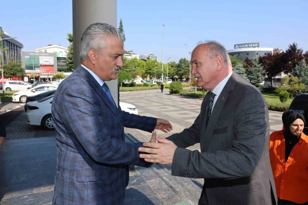 Düzcespor Yönetimi ve Faruk Özlü'den Valiye Ziyaret - Foto 4