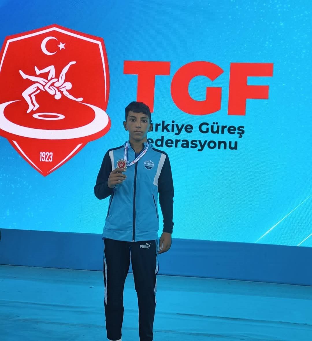 Eleşkirtli Berat Çelik minderde Türkiye şampiyonu oldu - Foto 5