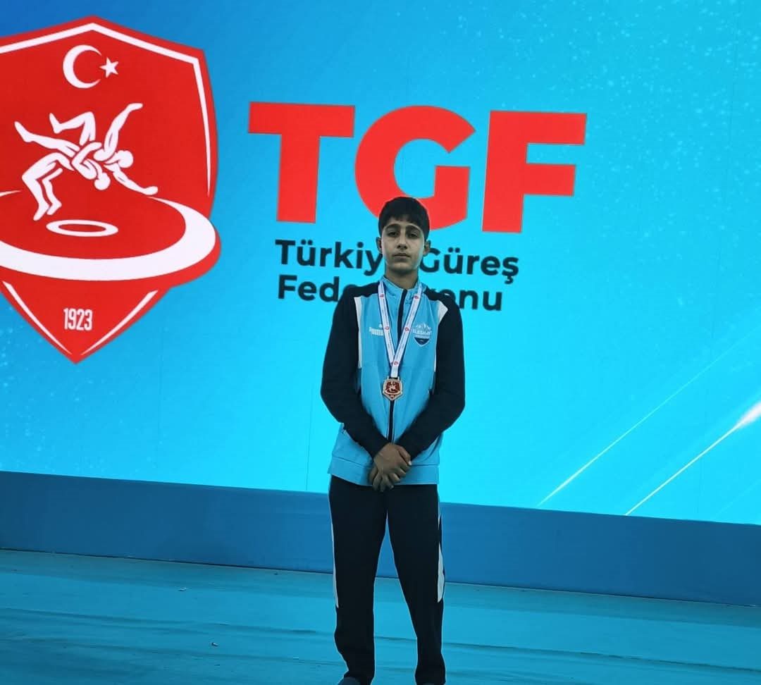 Eleşkirtli Berat Çelik minderde Türkiye şampiyonu oldu
