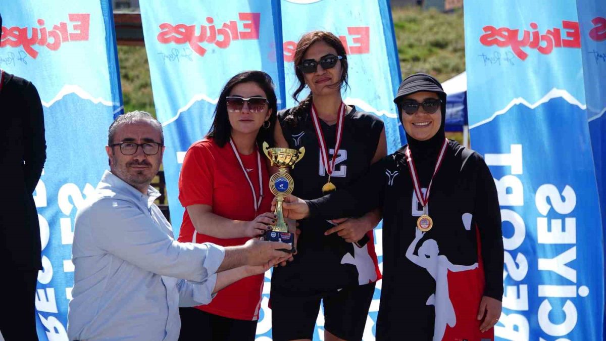 Erciyes’te 2 bin 200 metrede plaj voleybolu heyecanı yaşandı - Foto 3