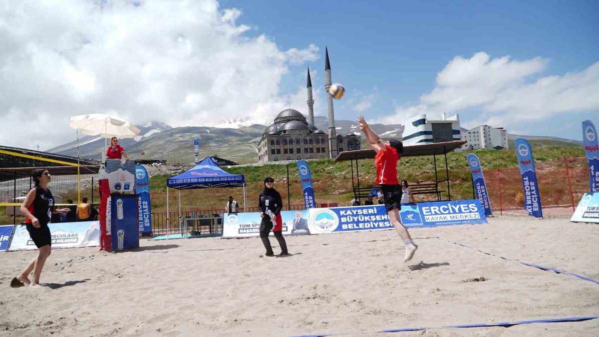 Erciyes’te 2 bin 200 metrede plaj voleybolu heyecanı yaşandı - Foto 5