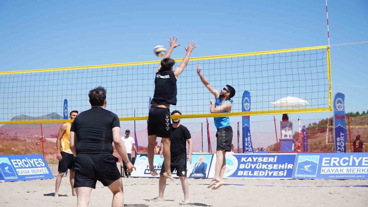 Erciyes’te 2 bin 200 metrede plaj voleybolu heyecanı yaşandı