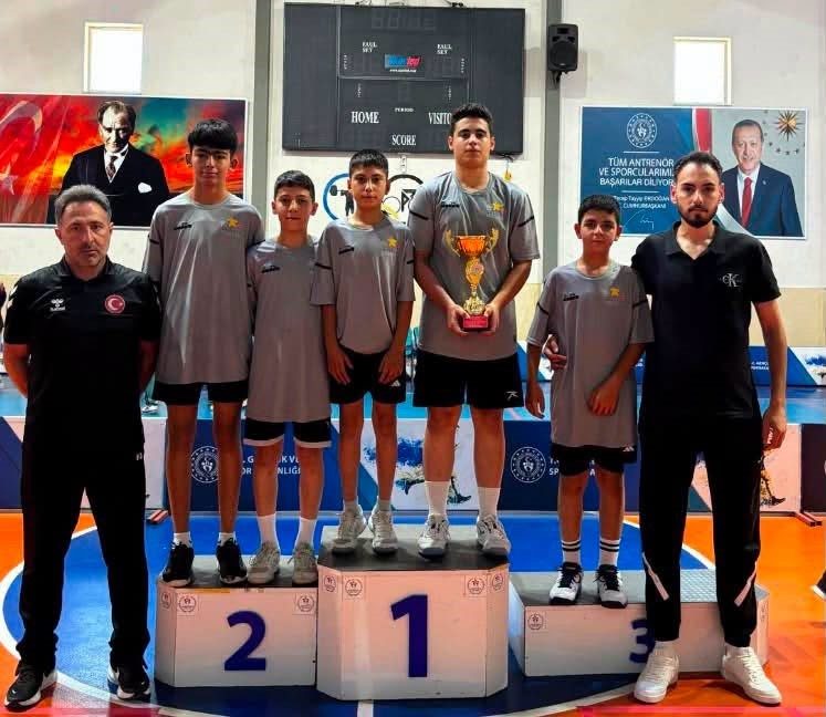 Erzincan ANALİG badmintonda kız ve erkeklerde grup birincisi oldu - Foto 2