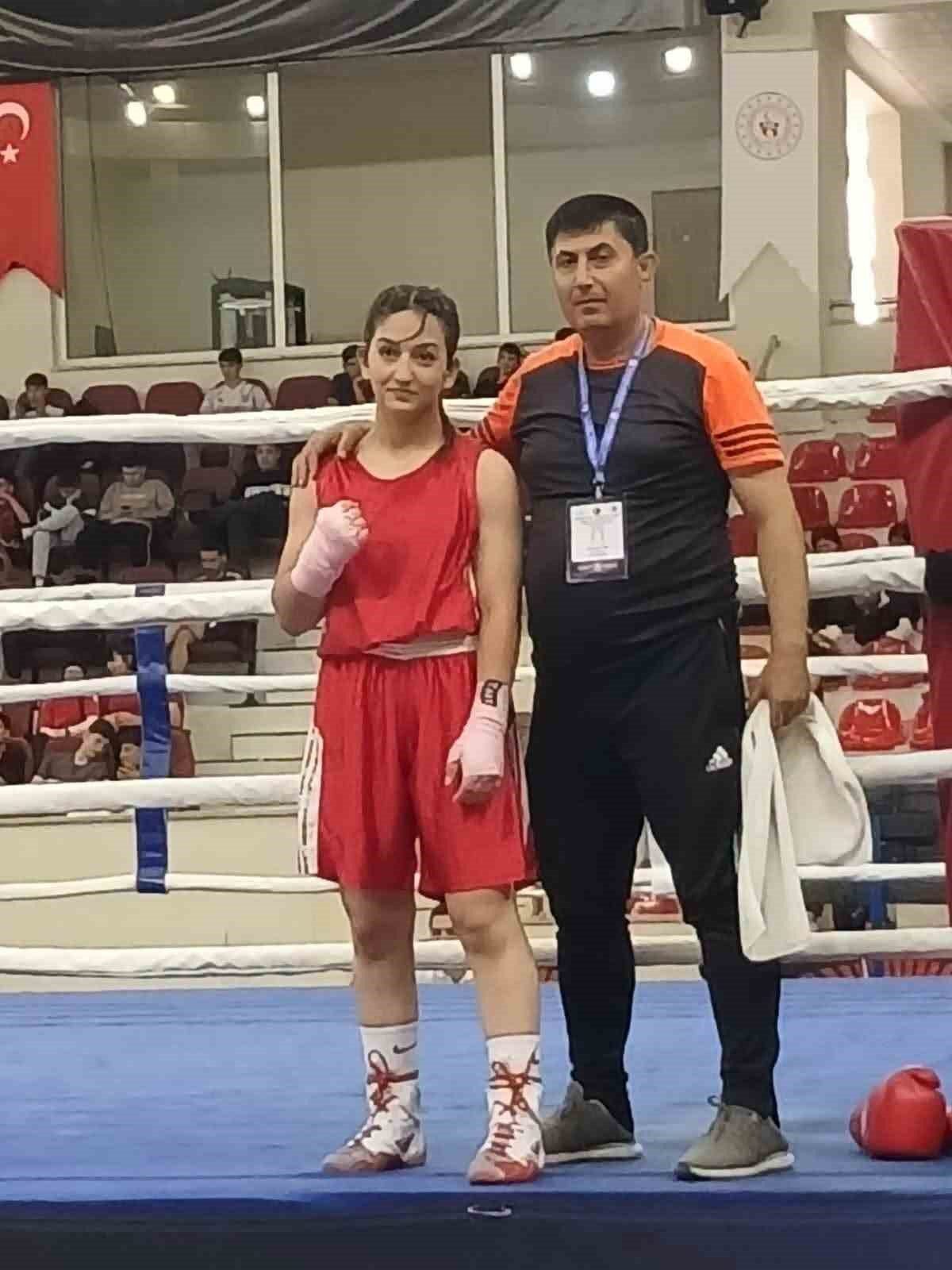 Erzincanlı boksörden Türkiye üçüncülüğü