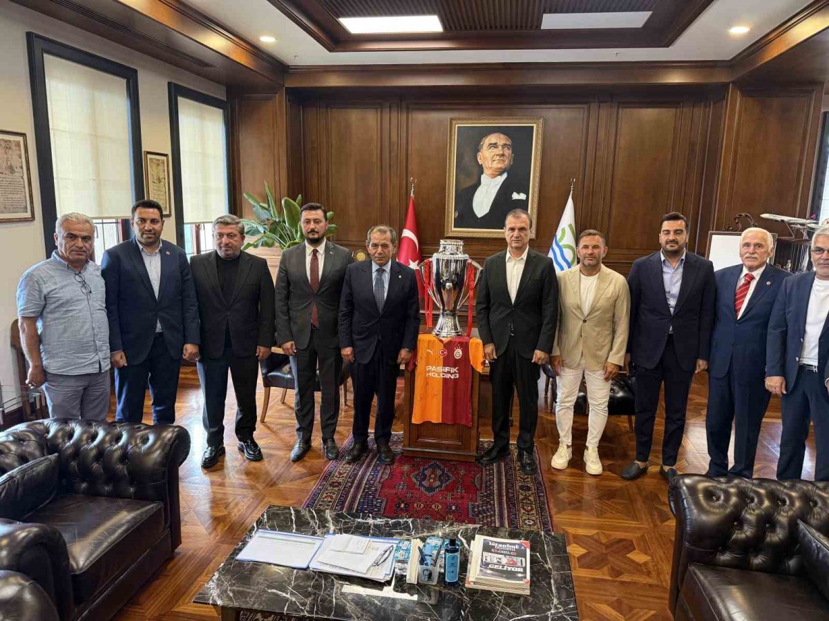 Galatasaray Bayrağı Şampiyonlar Anıtı'na Çekildi - Foto 2