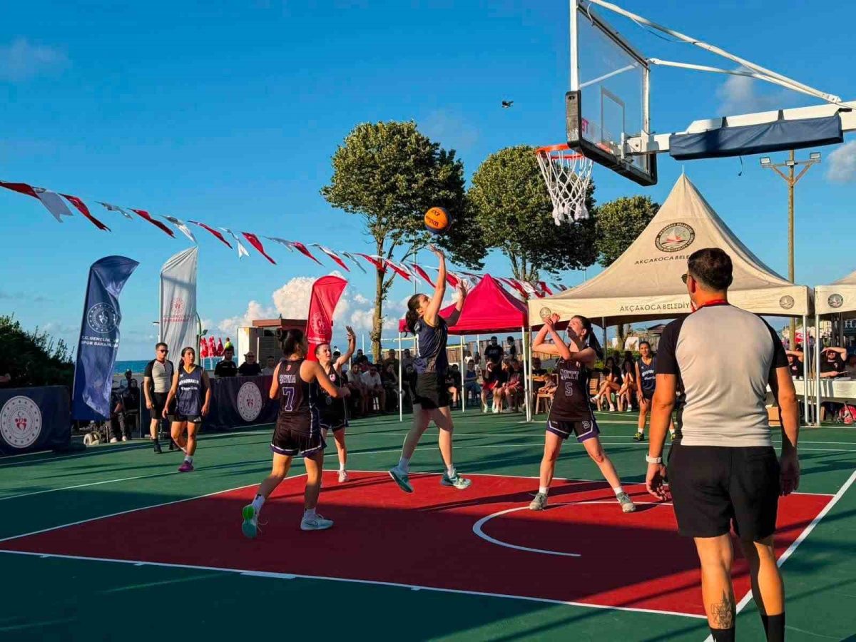 Gençlik Kupası 3x3 basketbol Türkiye finalleri Akçakoca’da başladı - Foto 3