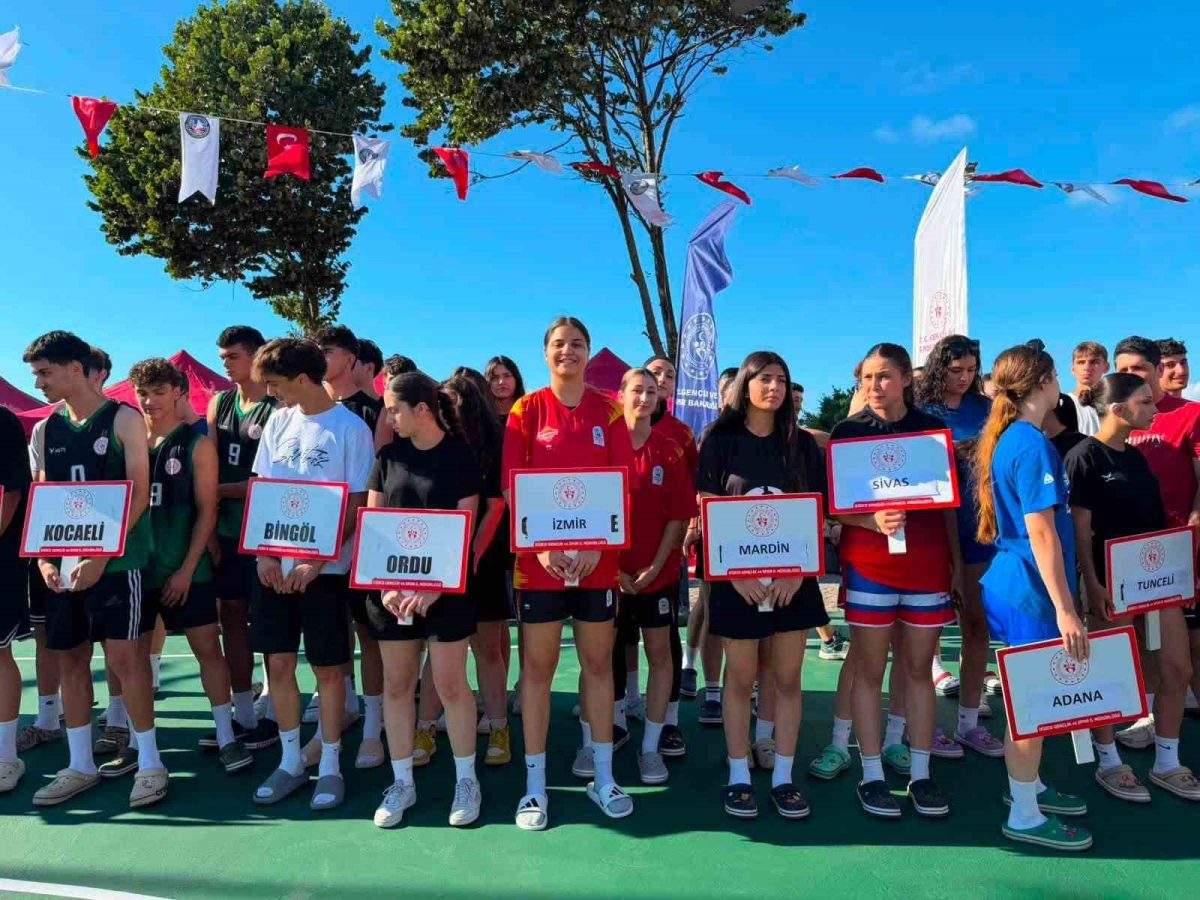 Gençlik Kupası 3x3 basketbol Türkiye finalleri Akçakoca’da başladı - Foto 4