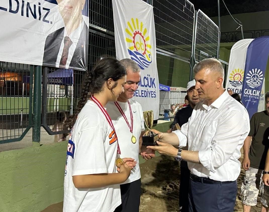 Gölcük’te 304 minik sporcunun plaj voleybolu heyecanı - Foto 2