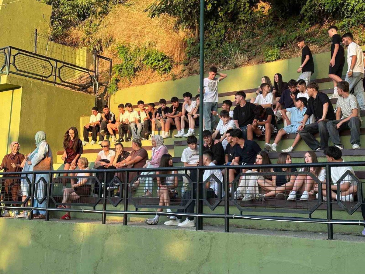 Gölcük’te 304 minik sporcunun plaj voleybolu heyecanı - Foto 3