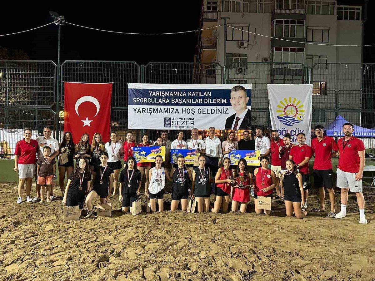 Gölcük’te 304 minik sporcunun plaj voleybolu heyecanı - Foto 4