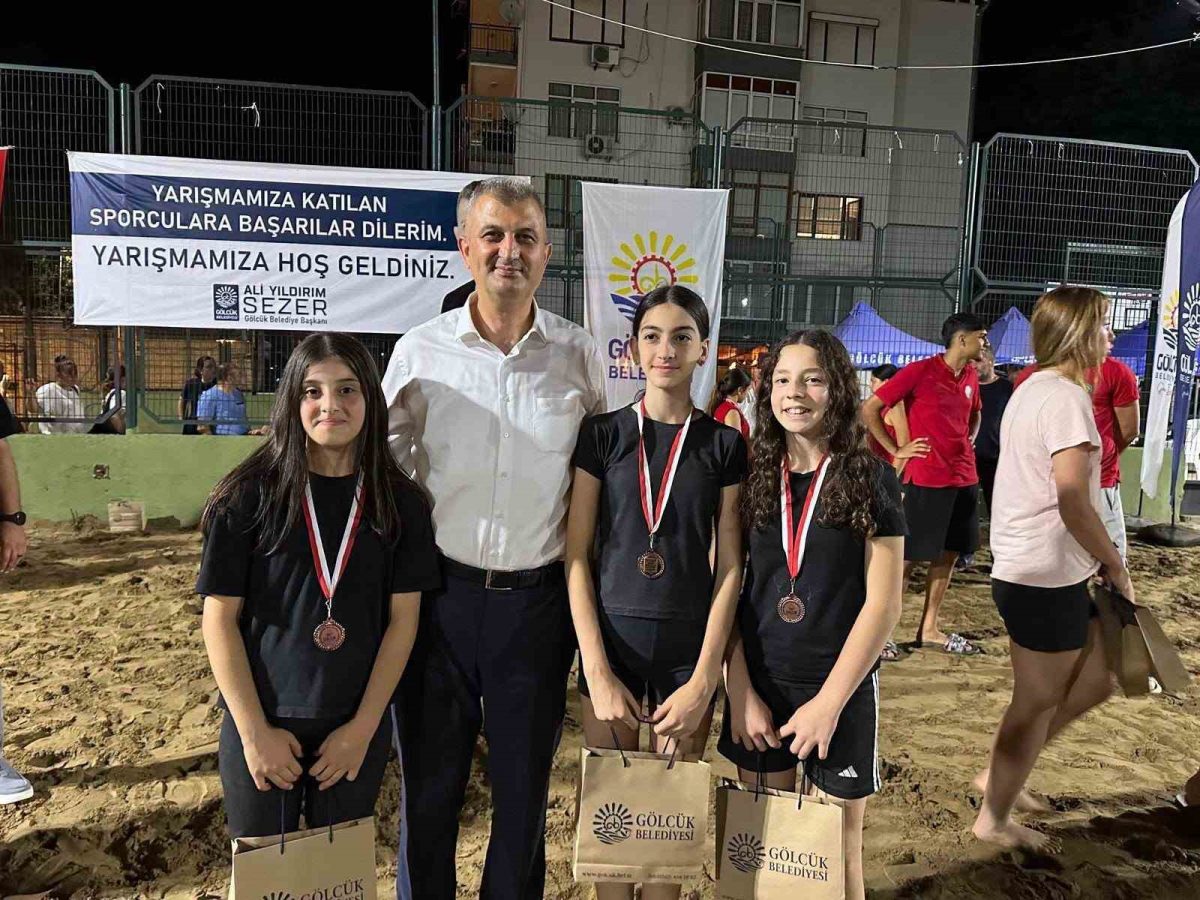 Gölcük’te 304 minik sporcunun plaj voleybolu heyecanı - Foto 6