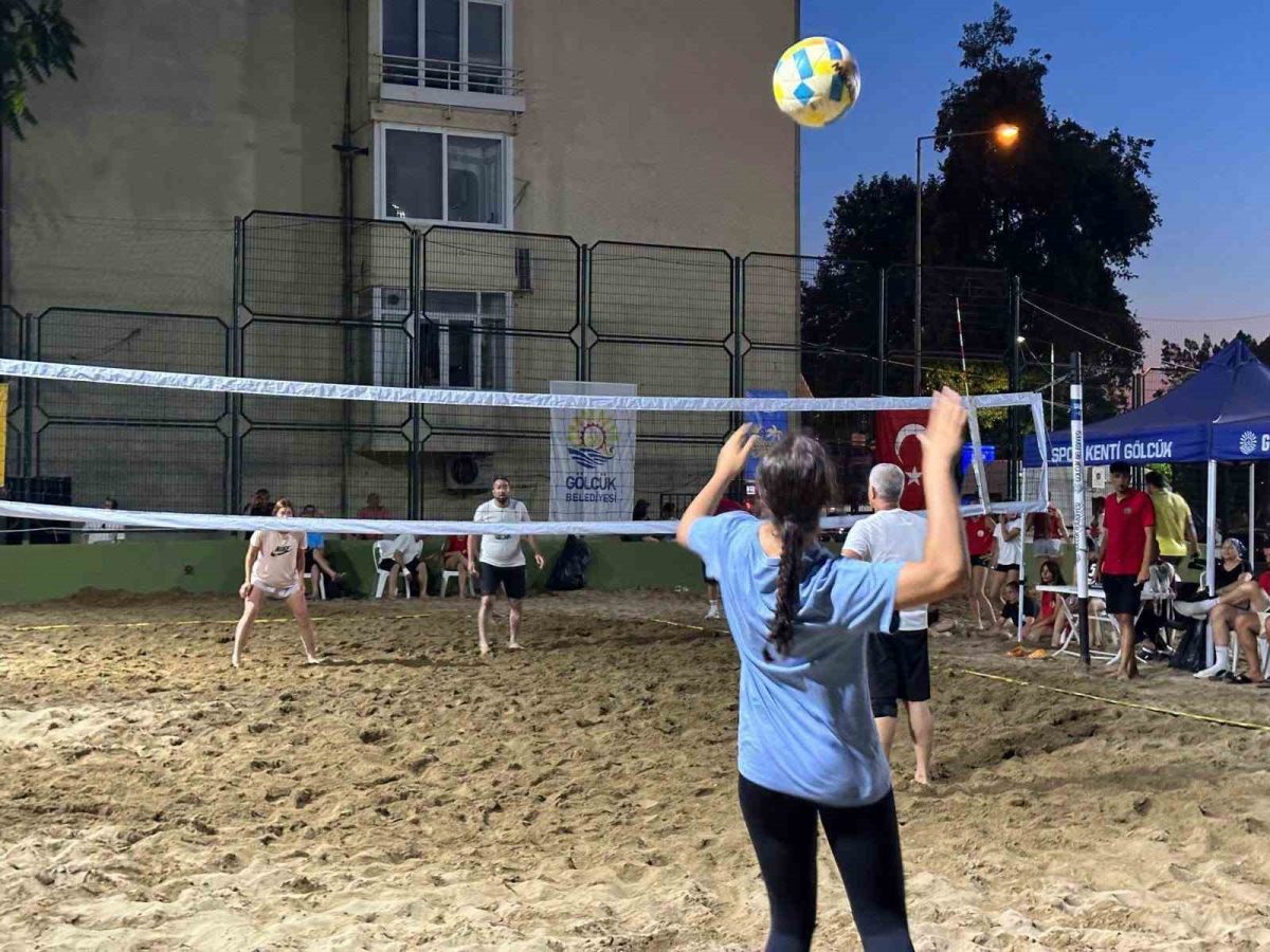 Gölcük’te 304 minik sporcunun plaj voleybolu heyecanı - Foto 7