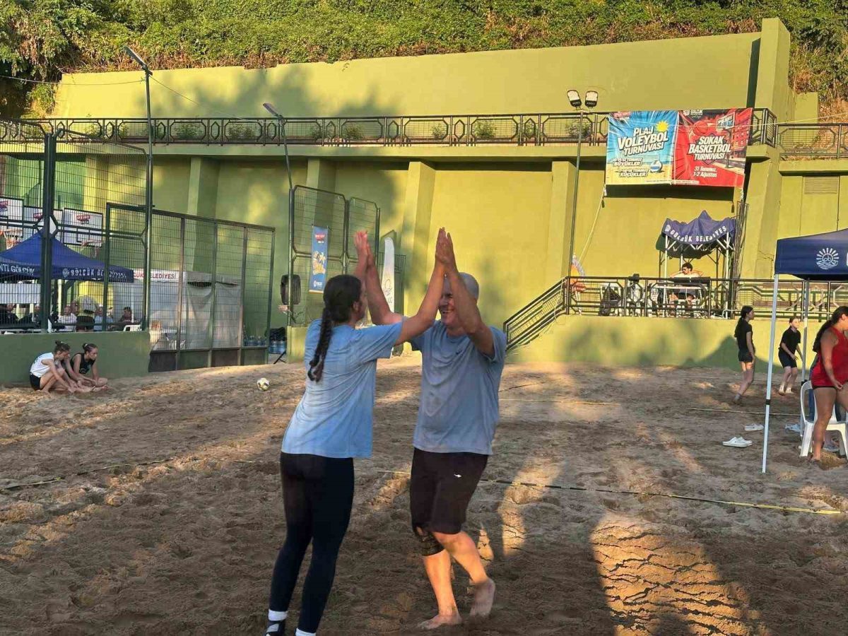 Gölcük’te 304 minik sporcunun plaj voleybolu heyecanı - Foto 8