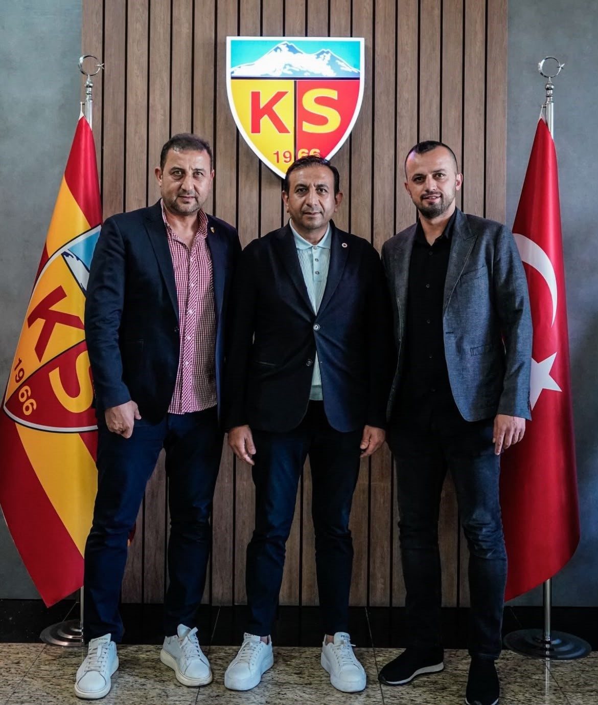 İlhan Parlak görevinden istifa etti - Foto 2