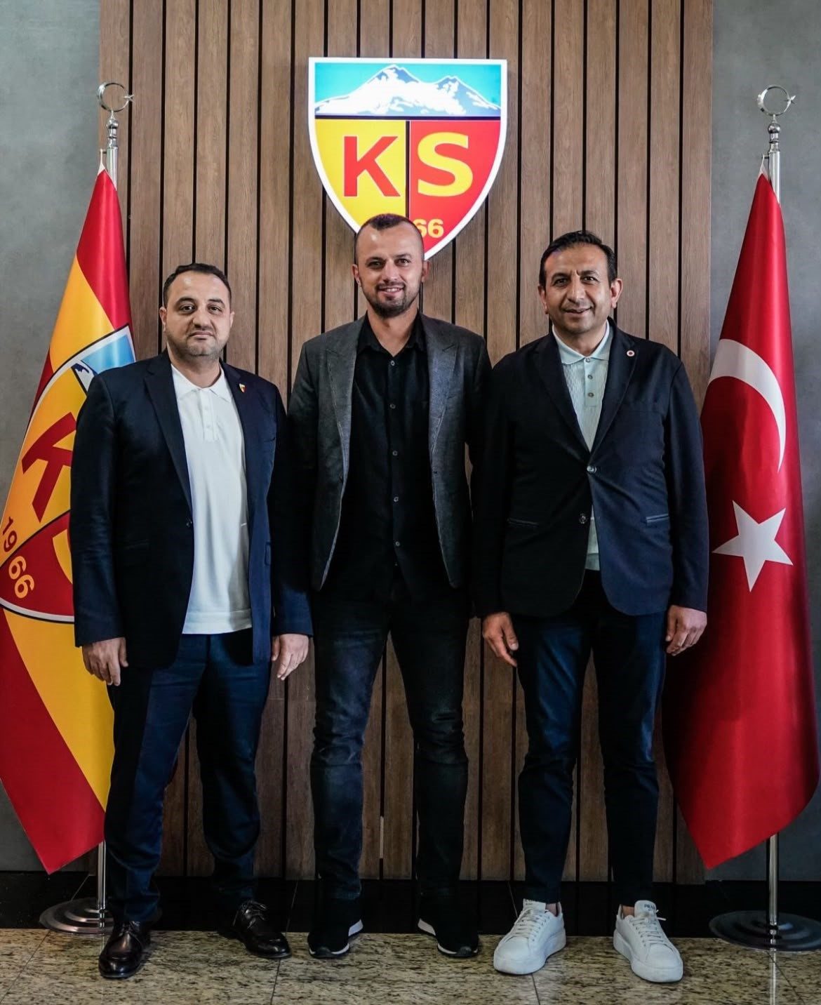 İlhan Parlak görevinden istifa etti
