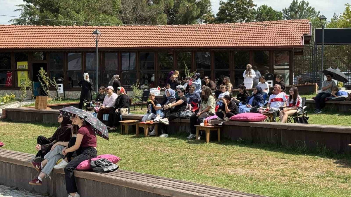 Karabük’te Filenin Sultanları’nın şampiyonluk maçı dev ekranda izlendi - Foto 4