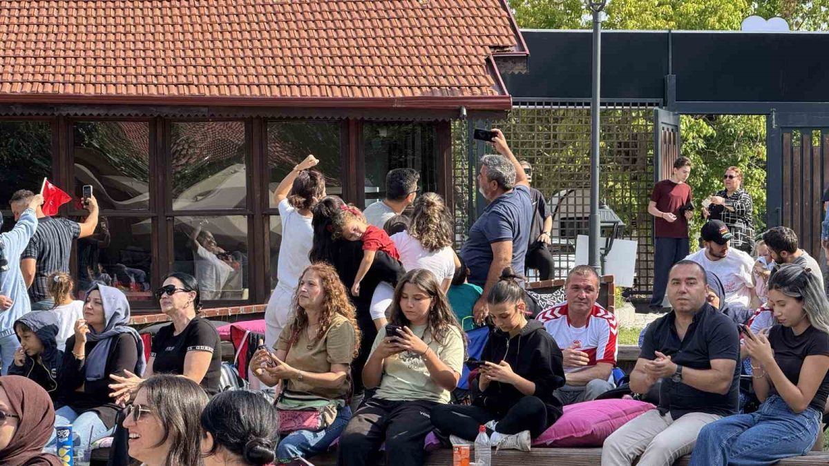 Karabük’te Filenin Sultanları’nın şampiyonluk maçı dev ekranda izlendi - Foto 5