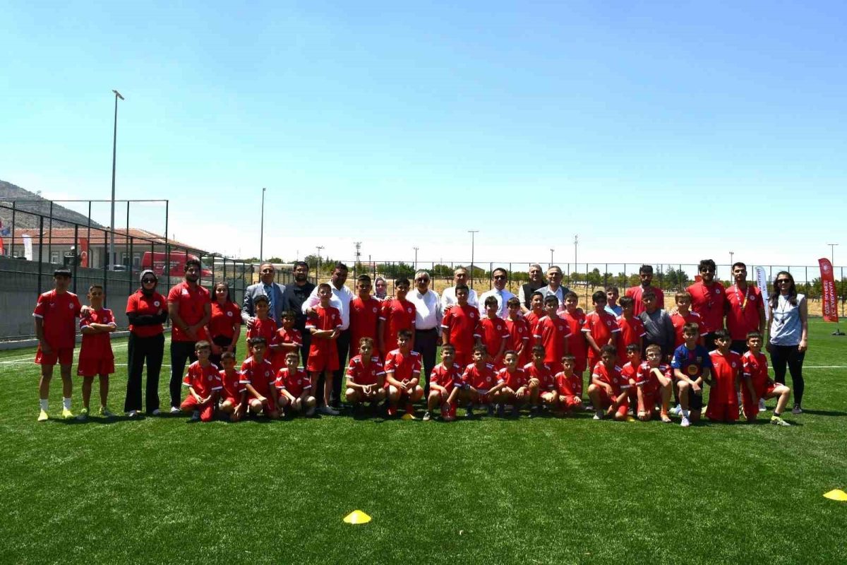 Karaman’ın Kazımkarabekir ilçesinde yaz futbol kursu açıldı