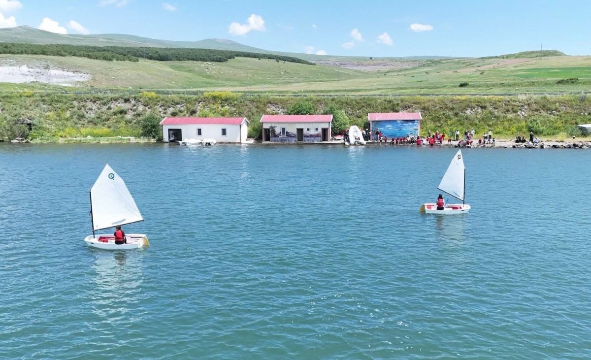 Kars’ta yelken heyecanı Çıldır Gölü’nde başladı: 32 sporcu Anadolu Ligi için hazırlanıyor - Foto 3