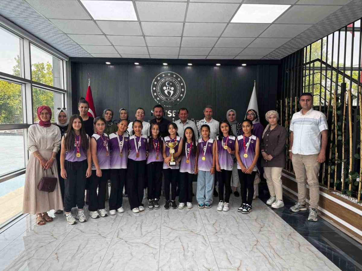 Kayseri şampiyonu sporculardan İl Müdürü Kabakcı’ya ziyaret - Foto 3