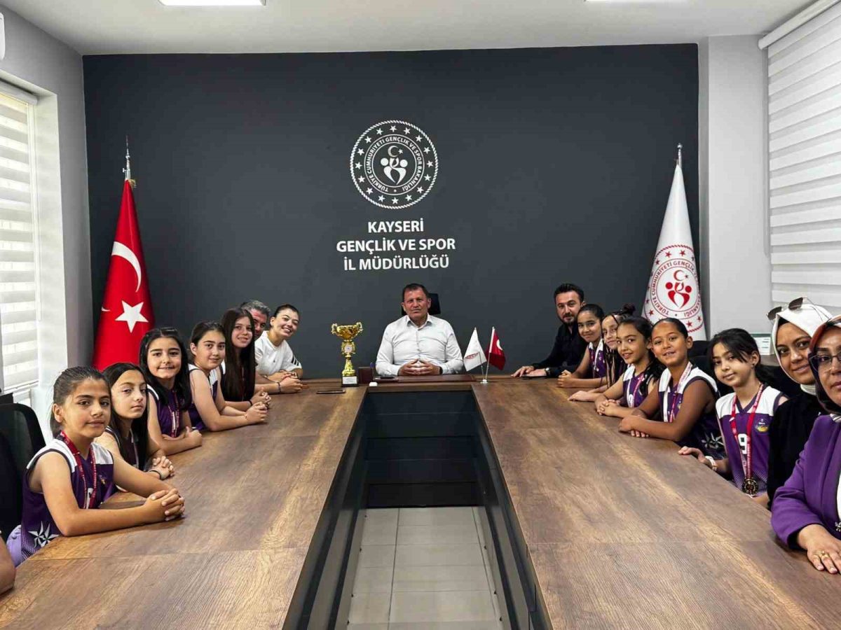 Kayseri şampiyonu sporculardan İl Müdürü Kabakcı’ya ziyaret - Foto 4